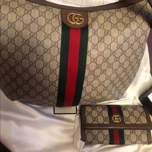 SOLD!!! BRAND NEW GUCCI PURSE WITH WALLET 👛